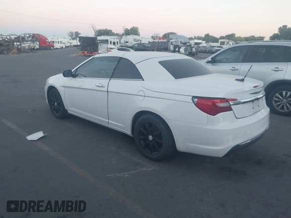 ✅ 2011 Chrysler 200 Limited • VIN: 1C3BC7EG6BN615659 • Lot: 42964449. Listed on IAAI with 125,805 mi. Free auction sales archive from the USA and detailed vehicle history report at DreamBid. Image 3.