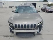 ✅ 2019 Jeep Cherokee Latitude • VIN: 1C4PJLCB8KD148306 • Lot: 83803575. Wystawiony na Copart z przebiegiem 187 528 mil. Bezpłatny archiwum sprzedaży aukcyjnych z USA i szczegółowy raport historii pojazdu na DreamBid. Zdjęcie 5.