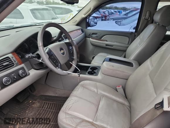 ✅ 2007 Chevrolet Suburban LT • VIN: 3GNFK16307G220313 • Лот: 81450955. Опубликован ранее на Copart с пробегом 253 382 миль. Бесплатный доступ к архиву аукционных продаж из США и подробный отчёт об истории автомобиля на DreamBid. Изображение 7.