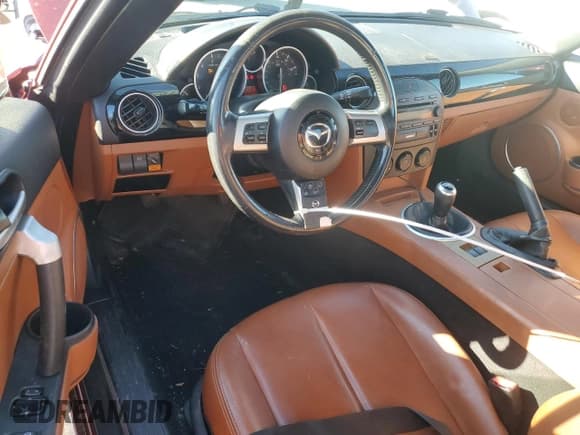 ✅ 2006 Mazda MX-5 Miata Touring • VIN: JM1NC25F260119246 • Lot: 41832175. Wystawiony na Copart z przebiegiem 102 710 mil. Bezpłatny archiwum sprzedaży aukcyjnych z USA i szczegółowy raport historii pojazdu na DreamBid. Zdjęcie 8.