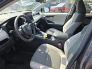 ✅ 2023 Toyota RAV4 XLE • VIN: 2T3P1RFV2PC327610 • Lot: 92284875. Wystawiony na Copart z przebiegiem 18 851 mil. Bezpłatny archiwum sprzedaży aukcyjnych z USA i szczegółowy raport historii pojazdu na DreamBid. Zdjęcie 7.