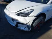 ✅ 2020 Tesla Model 3 Standard Range Plus • VIN: 5YJ3E1EA5LF591096 • Lot: 43591381. Wystawiony na IAAI z przebiegiem 98 408 mil. Bezpłatny archiwum sprzedaży aukcyjnych z USA i szczegółowy raport historii pojazdu na DreamBid. Zdjęcie 6.