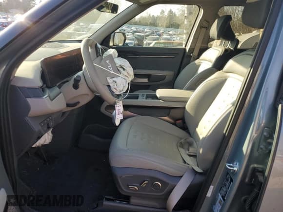 ✅ 2024 Kia EV9 Wind • VIN: KNDAFFS53R6044485 • Lot: 42955125. Wystawiony na Copart z przebiegiem 8 884 mil. Bezpłatny archiwum sprzedaży aukcyjnych z USA i szczegółowy raport historii pojazdu na DreamBid. Zdjęcie 7.