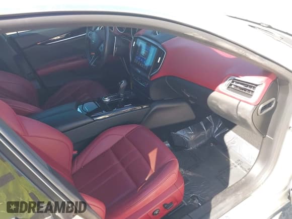 ✅ 2017 Maserati Ghibli S Q4 • VIN: ZAM57RTS4H1242343 • Lot: 43577655. Wystawiony na IAAI z przebiegiem 44 470 mil. Bezpłatny archiwum sprzedaży aukcyjnych z USA i szczegółowy raport historii pojazdu na DreamBid. Zdjęcie 5.