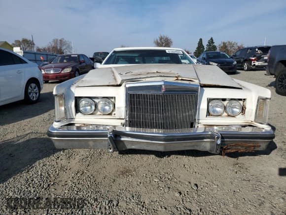 ✅ 1979 Lincoln Mark VIII • VIN: 9Y89S641745 • Lot: 81204924. Wystawiony na Copart z przebiegiem 61 453 mil. Bezpłatny archiwum sprzedaży aukcyjnych z USA i szczegółowy raport historii pojazdu na DreamBid. Zdjęcie 5.