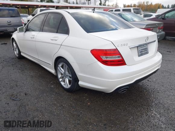 ✅ 2013 Mercedes-Benz C 250 Sport • VIN: WDDGF4HB6DR275664 • Лот: 43646926. Опубликован ранее на IAAI с пробегом 71 698 миль. Бесплатный доступ к архиву аукционных продаж из США и подробный отчёт об истории автомобиля на DreamBid. Изображение 3.