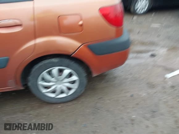 ✅ 2009 Kia Rio LX • VIN: KNADE223596580617 • Lot: 43727560. Wystawiony na IAAI z przebiegiem 243 386 mil. Bezpłatny archiwum sprzedaży aukcyjnych z USA i szczegółowy raport historii pojazdu na DreamBid. Zdjęcie 6.