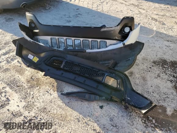 ✅ 2014 Jeep Grand Cherokee • VIN: A1C4RJFJGXC404769 • Lot: 60850795. Listed on Copart with 175,094 mi. Free auction sales archive from the USA and detailed vehicle history report at DreamBid. Image 13.