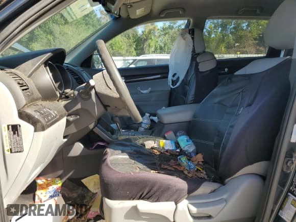 ✅ 2013 Kia Sorento LX • VIN: 5XYKTCA61DG310050 • Lot: 82224215. Listed on Copart with 172,337 mi. Free auction sales archive from the USA and detailed vehicle history report at DreamBid. Image 7.