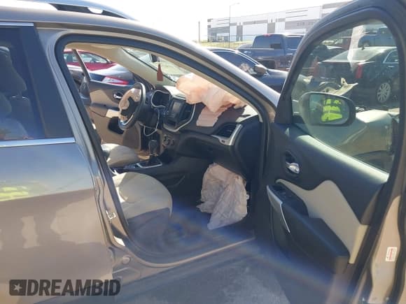 ✅ 2018 Jeep Cherokee Latitude • VIN: 1C4PJLCB2JD573390 • Lot: 43583916. Wystawiony na IAAI z przebiegiem 116 699 mil. Bezpłatny archiwum sprzedaży aukcyjnych z USA i szczegółowy raport historii pojazdu na DreamBid. Zdjęcie 5.