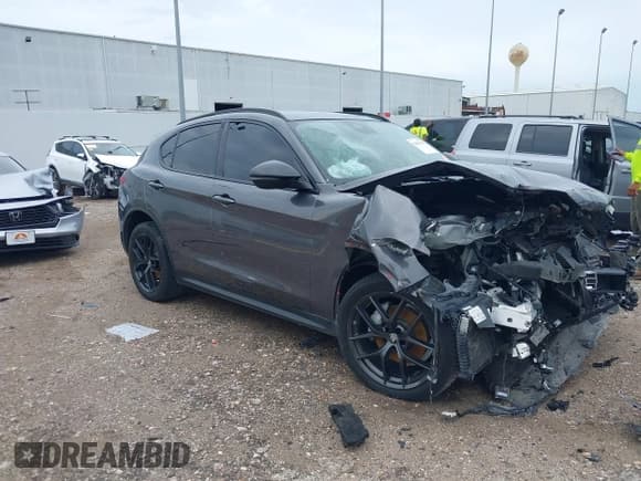 ✅ 2021 Alfa Romeo Stelvio • VIN: ZASPAJAN9M7D00068 • Lot: 42491363. Wystawiony na IAAI z przebiegiem Nie podano. Bezpłatny archiwum sprzedaży aukcyjnych z USA i szczegółowy raport historii pojazdu na DreamBid. Zdjęcie 1.