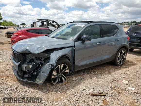 ✅ 2023 Volvo XC40 Plus Dark Theme • VIN: YV4L12UW1P2007040 • Лот: 56127035. Опубликован ранее на Copart с пробегом 19 734 миль. Бесплатный доступ к архиву аукционных продаж из США и подробный отчёт об истории автомобиля на DreamBid. Изображение 1.