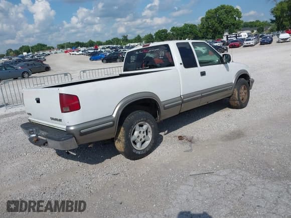 ✅ 1999 Chevrolet S-10 LS • VIN: 1GCDT19X1X8173469 • Лот: 42706299. Опубликован ранее на IAAI с пробегом 239 465 миль. Бесплатный доступ к архиву аукционных продаж из США и подробный отчёт об истории автомобиля на DreamBid. Изображение 4.