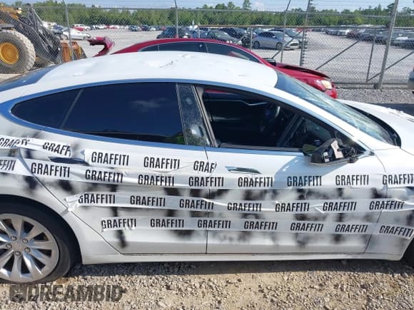 ✅ 2017 Tesla Model S 100D • VIN: 5YJSA1E27HF188034 • Lot: 42879858. Wystawiony na IAAI z przebiegiem Nie podano. Bezpłatny archiwum sprzedaży aukcyjnych z USA i szczegółowy raport historii pojazdu na DreamBid. Zdjęcie 13.