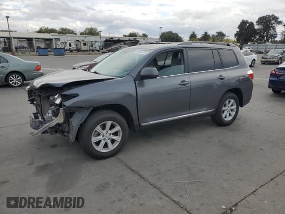 ✅ 2013 Toyota Highlander SE • VIN: 5TDZK3EH8DS133075 • Лот: 84646735. Опубликован ранее на Copart с пробегом 107 877 миль. Бесплатный доступ к архиву аукционных продаж из США и подробный отчёт об истории автомобиля на DreamBid. Изображение 1.