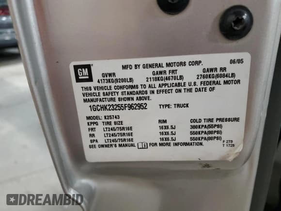 ✅ 2005 Chevrolet Silverado 2500HD LS • VIN: 1GCHK23255F962952 • Lot: 85852465. Wystawiony na Copart z przebiegiem 247 872 mil. Bezpłatny archiwum sprzedaży aukcyjnych z USA i szczegółowy raport historii pojazdu na DreamBid. Zdjęcie 12.