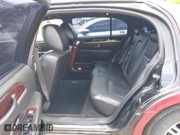 ✅ 2011 Lincoln Town Car Executive L • VIN: 2LNBL8EV7BX763068 • Lot: 42425667. Listed on IAAI with 302,299 mi. Free auction sales archive from the USA and detailed vehicle history report at DreamBid. Image 8.