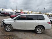 ✅ 2008 Toyota Highlander • VIN: JTEEW41AX82025213 • Lot: 43524909. Wystawiony na IAAI z przebiegiem 315 834 mil. Bezpłatny archiwum sprzedaży aukcyjnych z USA i szczegółowy raport historii pojazdu na DreamBid. Zdjęcie 14.