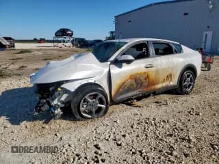 ✅ 2025 Kia K4 LXS • VIN: 3KPFT4DE8SE113901 • Lot: 90033015. Wystawiony na Copart z przebiegiem Nie podano. Bezpłatny archiwum sprzedaży aukcyjnych z USA i szczegółowy raport historii pojazdu na DreamBid. Zdjęcie 1.