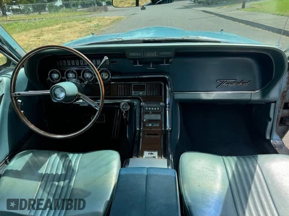 ✅ 1965 Ford Thunderbird • VIN: 5Y87Z139777 • Лот: 76088874. Опубликован ранее на Copart с пробегом 35 667 миль. Бесплатный доступ к архиву аукционных продаж из США и подробный отчёт об истории автомобиля на DreamBid. Изображение 9.