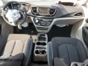 ✅ 2024 Chrysler Voyager LX • VIN: 2C4RC1CG7RR141096 • Lot: 80663825. Wystawiony na Copart z przebiegiem 16 788 mil. Bezpłatny archiwum sprzedaży aukcyjnych z USA i szczegółowy raport historii pojazdu na DreamBid. Zdjęcie 8.