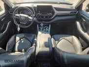 ✅ 2023 Toyota Highlander XSE • VIN: 5TDKDRAH3PS002936 • Lot: 86268745. Wystawiony na Copart z przebiegiem 58 887 mil. Bezpłatny archiwum sprzedaży aukcyjnych z USA i szczegółowy raport historii pojazdu na DreamBid. Zdjęcie 8.