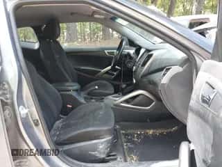 2017 Hyundai Veloster Value Edition с VIN KMHTC6AD6HU308346, выставлен на аукционе IAAI как лот 43135955 с пробегом 97 377 миль миль и . История ставок и продаж доступна на DreamBid. Изображение 5.