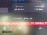 ✅ 2022 Tesla Model Y Long Range • VIN: 7SAYGDEE6NF385120 • Lot: 42194477. Wystawiony na IAAI z przebiegiem 42 201 mil. Bezpłatny archiwum sprzedaży aukcyjnych z USA i szczegółowy raport historii pojazdu na DreamBid. Zdjęcie 16.