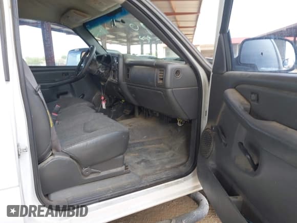 ✅ 2005 Chevrolet Silverado 2500HD Work Truck • VIN: 1GCHC24U05E275672 • Lot: 42243540. Wystawiony na IAAI z przebiegiem 179 665 mil. Bezpłatny archiwum sprzedaży aukcyjnych z USA i szczegółowy raport historii pojazdu na DreamBid. Zdjęcie 5.