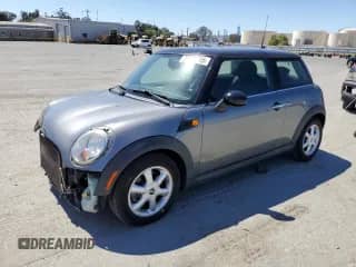 2010 MINI Hardtop с VIN WMWMF3C58ATZ64190, выставлен на аукционе Copart как лот 70939115 с пробегом 106 379 миль миль и Списание • Salvage title. История ставок и продаж доступна на DreamBid. Изображение 1.
