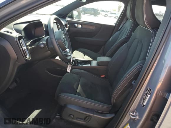 ✅ 2023 Volvo XC40 Plus • VIN: YV4ED3UW7P2039111 • Lot: 60238115. Listed on Copart with 8,459 mi. Free auction sales archive from the USA and detailed vehicle history report at DreamBid. Image 7.