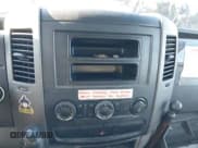 ✅ 2012 Mercedes-Benz Sprinter Cargo • VIN: WD3PE8CB7C5696482 • Lot: 43338712. Wystawiony na IAAI z przebiegiem 221 735 mil. Bezpłatny archiwum sprzedaży aukcyjnych z USA i szczegółowy raport historii pojazdu na DreamBid. Zdjęcie 17.