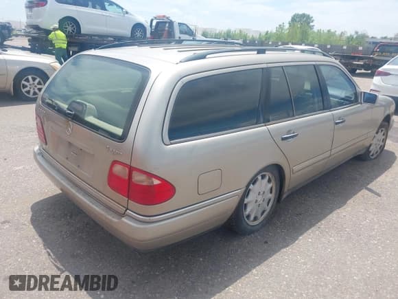 ✅ 1999 Mercedes-Benz E 320 • VIN: WDBJH82F8XX022566 • Lot: 42187792. Listed on IAAI with 217,930 mi. Free auction sales archive from the USA and detailed vehicle history report at DreamBid. Image 4.