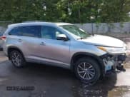 ✅ 2017 Toyota Highlander XLE • VIN: 5TDJZRFH4HS403774 • Lot: 43054652. Listed on IAAI with 97,859 mi. Free auction sales archive from the USA and detailed vehicle history report at DreamBid. Image 14.