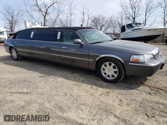 ✅ 2007 Lincoln Town Car Executive • VIN: 1L1FM88W67Y638140 • Lot: 49112625. Wystawiony na Copart z przebiegiem 123 496 mil. Bezpłatny archiwum sprzedaży aukcyjnych z USA i szczegółowy raport historii pojazdu na DreamBid. Zdjęcie 4.