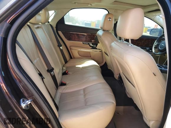 ✅ 2013 Jaguar XJ • VIN: SAJWJ1CD0D8V46155 • Lot: 55112055. Wystawiony na Copart z przebiegiem 71 730 mil. Bezpłatny archiwum sprzedaży aukcyjnych z USA i szczegółowy raport historii pojazdu na DreamBid. Zdjęcie 10.