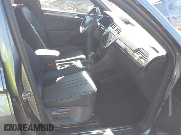 ✅ 2023 Volkswagen Tiguan SE R-Line Black • VIN: 3VVCB7AX1PM015241 • Lot: 43514580. Wystawiony na IAAI z przebiegiem 21 059 mil. Bezpłatny archiwum sprzedaży aukcyjnych z USA i szczegółowy raport historii pojazdu na DreamBid. Zdjęcie 5.