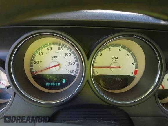 ✅ 2010 Dodge Challenger SE • VIN: 2B3CJ4DV4AH272685 • Lot: 43443716. Wystawiony na IAAI z przebiegiem 209 628 mil. Bezpłatny archiwum sprzedaży aukcyjnych z USA i szczegółowy raport historii pojazdu na DreamBid. Zdjęcie 7.