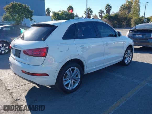 ✅ 2018 Audi Q3 Premium • VIN: WA1BCCFS1JR025281 • Лот: 43562933. Опубликован ранее на IAAI с пробегом 106 138 миль. Бесплатный доступ к архиву аукционных продаж из США и подробный отчёт об истории автомобиля на DreamBid. Изображение 4.