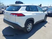 ✅ 2025 Toyota Corolla Cross L • VIN: 7MUAAAAG2SV132377 • Lot: 42864709. Wystawiony na IAAI z przebiegiem 7 286 mil. Bezpłatny archiwum sprzedaży aukcyjnych z USA i szczegółowy raport historii pojazdu na DreamBid. Zdjęcie 4.