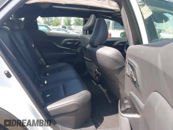 ✅ 2024 Toyota Crown XLE • VIN: JTDAAAAF7R3028433 • Lot: 42533234. Wystawiony na IAAI z przebiegiem 28 651 mil. Bezpłatny archiwum sprzedaży aukcyjnych z USA i szczegółowy raport historii pojazdu na DreamBid. Zdjęcie 8.