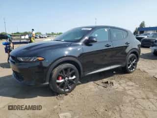 2023 Dodge Hornet GT Plus z VIN ZACNDFBN2P3A03046, wystawiony jako Copart lot #58782335 z przebiegiem 29 368 mil mil oraz Czysty tytuł • Clean title. Historia ofert i sprzedaży dostępna na DreamBid. Obrazek 1.