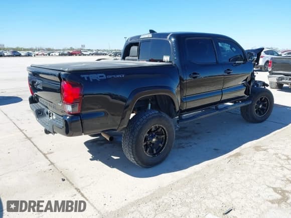 ✅ 2018 Toyota Tacoma TRD Sport • VIN: 5TFAZ5CN7JX058145 • Lot: 43651879. Wystawiony na IAAI z przebiegiem 111 506 mil. Bezpłatny archiwum sprzedaży aukcyjnych z USA i szczegółowy raport historii pojazdu na DreamBid. Zdjęcie 4.