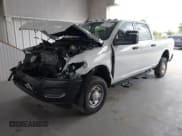 ✅ 2024 Ram 2500 Tradesman • VIN: 3C6UR5CJ4RG267621 • Lot: 42442525. Wystawiony na IAAI z przebiegiem 9 929 mil. Bezpłatny archiwum sprzedaży aukcyjnych z USA i szczegółowy raport historii pojazdu na DreamBid. Zdjęcie 2.