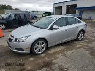 2013 Chevrolet Cruze LTZ z VIN 1G1PG5SB6D7155681, wystawiony jako Copart lot #82500485 z przebiegiem 135 556 mil mil oraz Czysty tytuł • Clean title. Historia ofert i sprzedaży dostępna na DreamBid. Obrazek 1.
