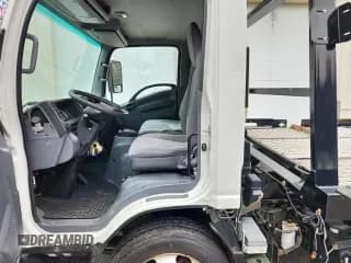 ✅ 2020 Isuzu NQR IBT • VIN: JALE5W163L7304480 • Lot: 76360554. Wystawiony na Copart z przebiegiem 132 628 mil. Bezpłatny archiwum sprzedaży aukcyjnych z USA i szczegółowy raport historii pojazdu na DreamBid. Zdjęcie 5.