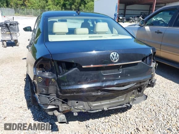✅ 2017 Volkswagen Passat R-Line • VIN: 1VWDT7A39HC067942 • Лот: 43116298. Опубликован ранее на IAAI с пробегом 156 702 миль. Бесплатный доступ к архиву аукционных продаж из США и подробный отчёт об истории автомобиля на DreamBid. Изображение 6.