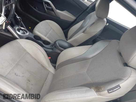 ✅ 2013 Hyundai Veloster w/Black Int • VIN: KMHTC6AD9DU140485 • Lot: 43565142. Wystawiony na IAAI z przebiegiem 124 785 mil. Bezpłatny archiwum sprzedaży aukcyjnych z USA i szczegółowy raport historii pojazdu na DreamBid. Zdjęcie 13.