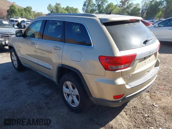 2011 Jeep Grand Cherokee Laredo z VIN 1J4RR4GGXBC738617, wystawiony jako IAAI lot #43566937 z przebiegiem 174 637 mil mil oraz . Historia ofert i sprzedaży dostępna na DreamBid. Obrazek 3.