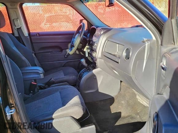 ✅ 2016 Jeep Patriot Sport • VIN: 1C4NJPBA6GD648916 • Лот: 97024555. Опубликован ранее на Copart с пробегом 88 114 миль. Бесплатный доступ к архиву аукционных продаж из США и подробный отчёт об истории автомобиля на DreamBid. Изображение 5.